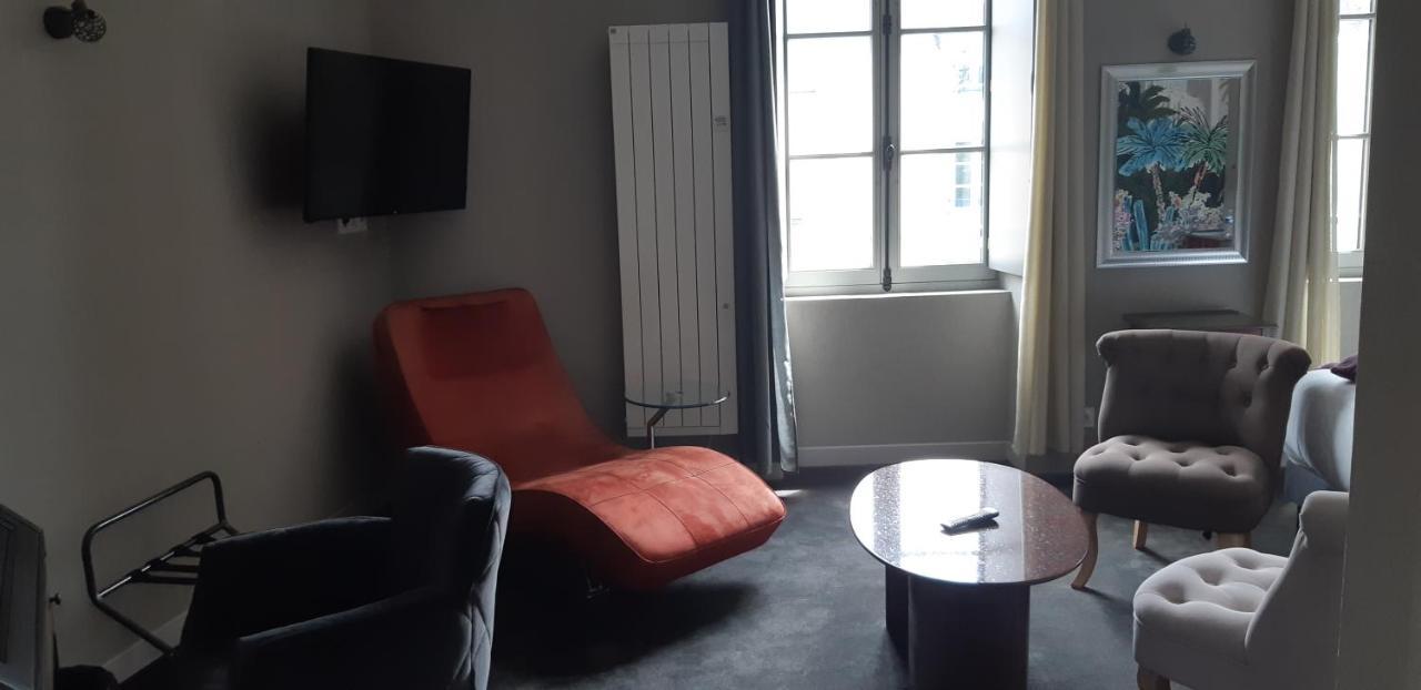 Logis Hotel Le Grand Cerf Ernée Zewnętrze zdjęcie