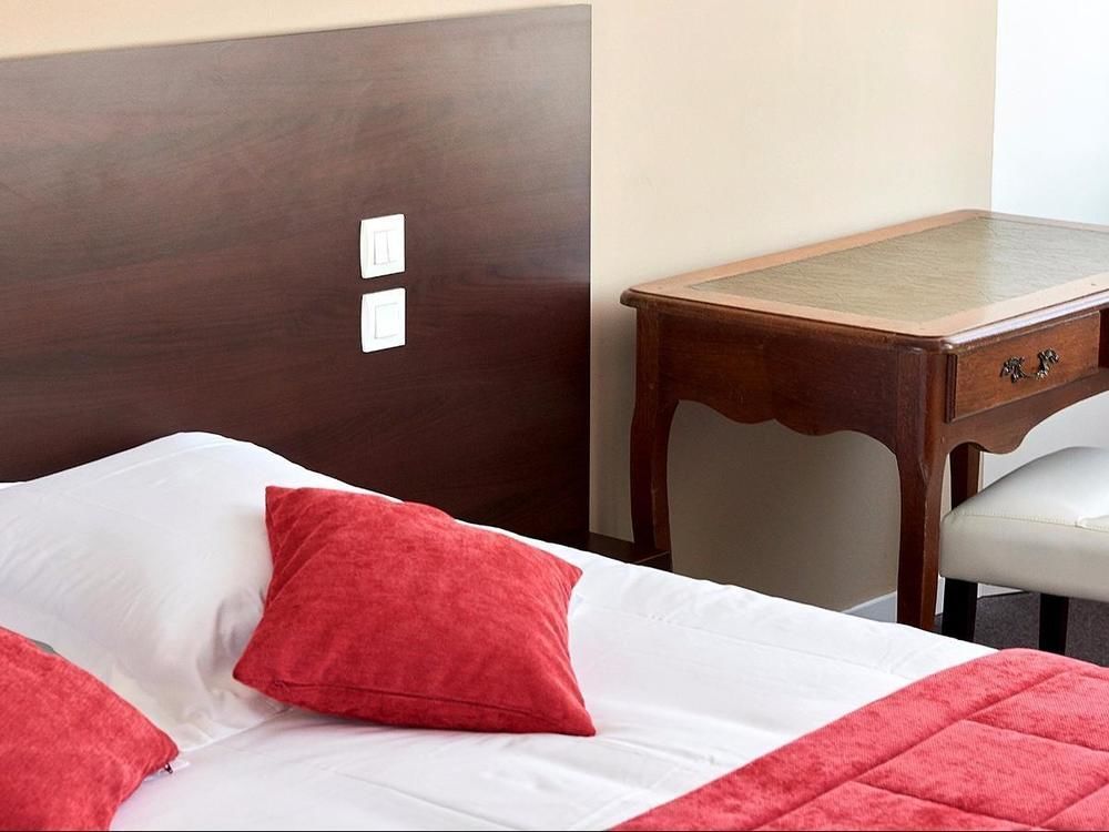 Logis Hotel Le Grand Cerf Ernée Zewnętrze zdjęcie